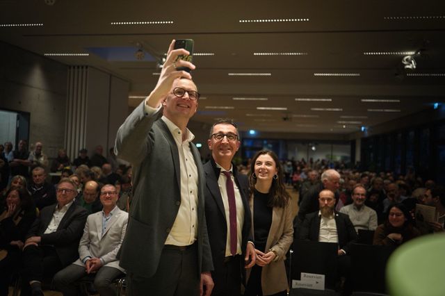 Cem begeistert die Menschen - volles Burgforum in Köngen